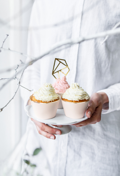 Χάρτινες Διακοσμητικές Θήκες Cupcakes Ροζ με Χρυσό – 6 Τεμάχια